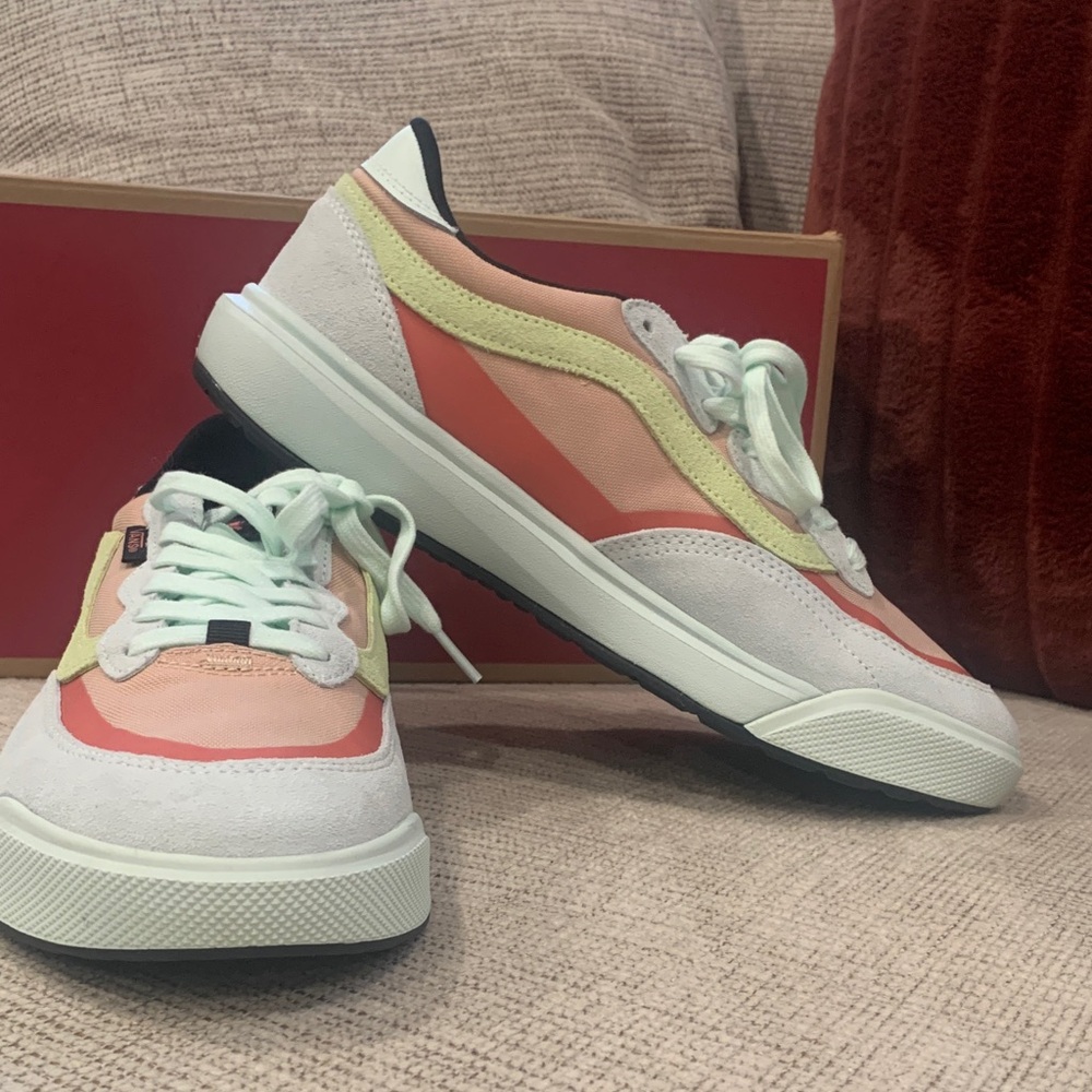Vans Ultrarange 2.0 Se unisex Sneakers in Coral and Mint